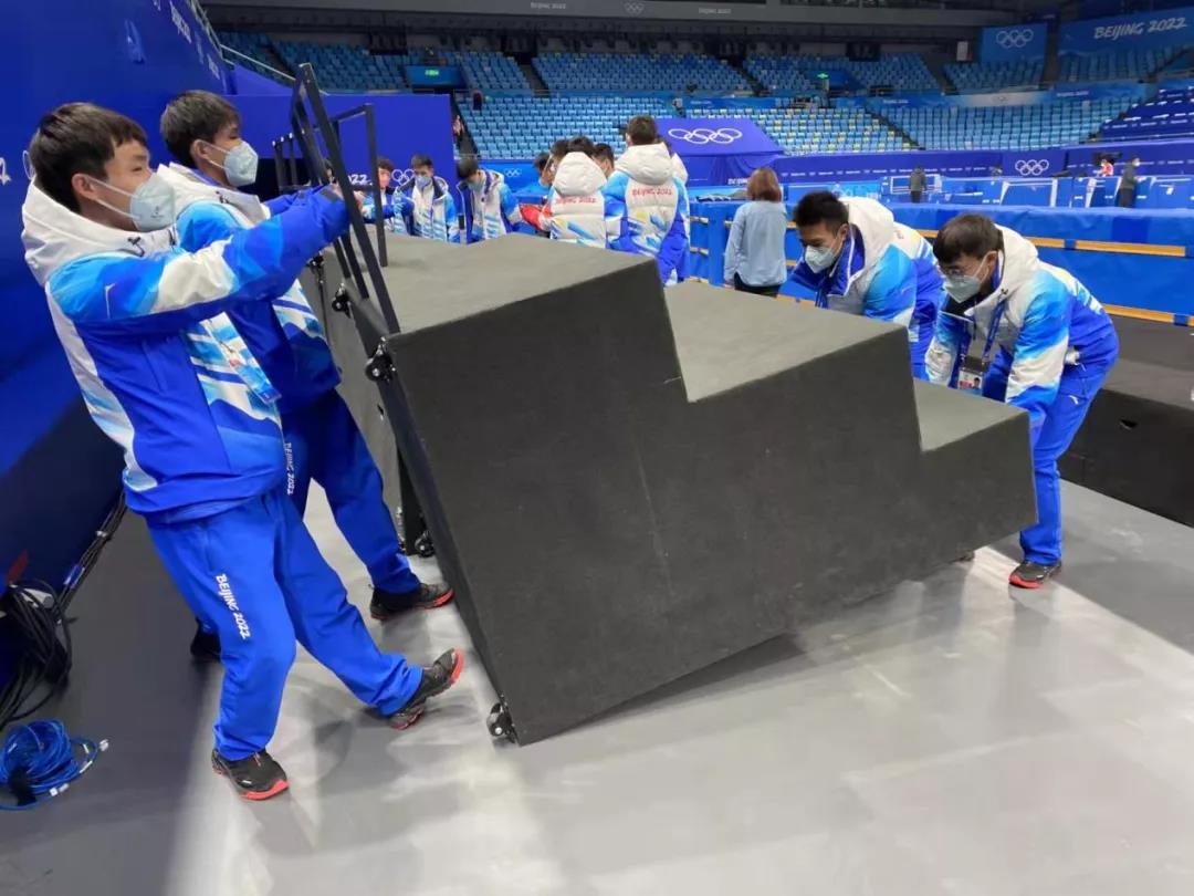 首都体育馆的“护滑使者”
